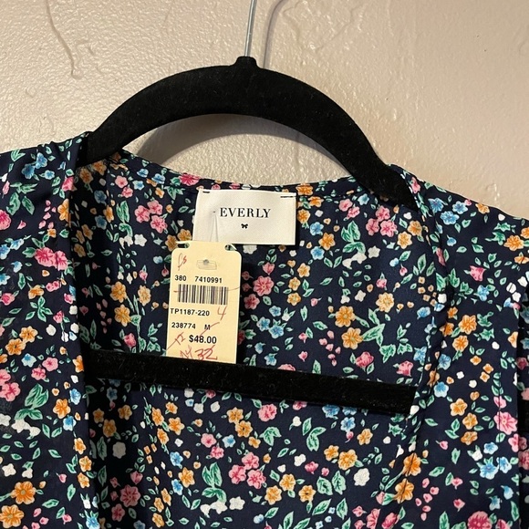 Everly Floral Sleeveless‎ Blouse Top NWT Sz Med - Picture 3 of 5